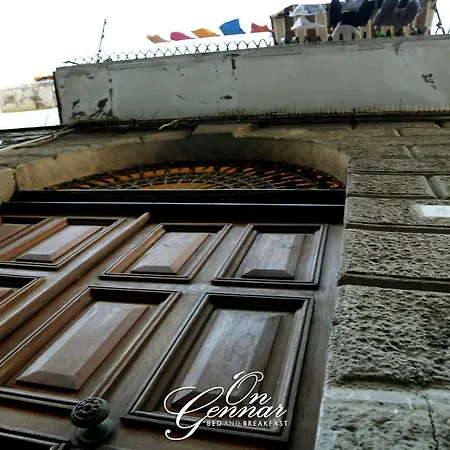 On Gennar Couette-café Naples